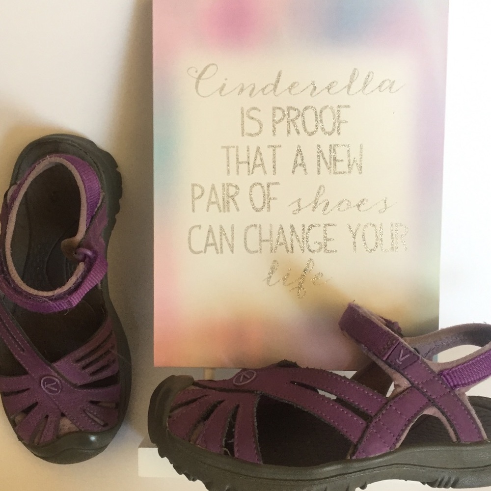 Keens girls size 1 Sandal.